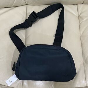 GAP Fit Unisex Crossbody Belt Bag Black NWT Adjustable Strap 100% Recycled